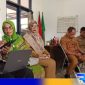 Caption: tampak sejumlah pegawai kantor Kecamatan Omben tengah mempelajari aplikasi KTP digital, (dok. regamedianews). 