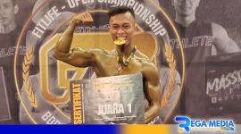 Caption: Regal pose gigit medali usai terima juara 1 Fitlife Open Championship, (dok. regamedianews). 