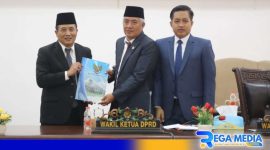 Caption: Sekdakab Sampang Yuliadi Setiyawan (kiri), Wakil Ketua I DPRD Amin Arif Tirtana (tengah), Wakil Ketua III DPRD Rudi Kurniawan (kanan). 