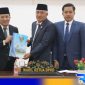Caption: Sekdakab Sampang Yuliadi Setiyawan (kiri), Wakil Ketua I DPRD Amin Arif Tirtana (tengah), Wakil Ketua III DPRD Rudi Kurniawan (kanan). 