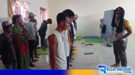 Caption: Kabid Trantib Satpol PP Sampang tengah melakukan pembinaan kepada anak jalanan terjaring razia, (dok. regamedianews). 