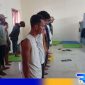 Caption: Kabid Trantib Satpol PP Sampang tengah melakukan pembinaan kepada anak jalanan terjaring razia, (dok. regamedianews). 