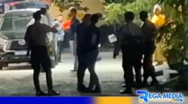Caption: tampak dari kejauhan, polisi berjaga didepan rumah yang digeledah KPK, (dok. regamedianews). 