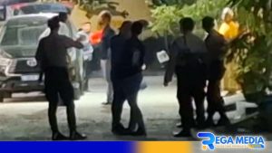 Tim Penyidik KPK Geledah Rumah Warga Sampang