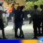 Caption: tampak dari kejauhan, polisi berjaga didepan rumah yang digeledah KPK, (dok. regamedianews). 