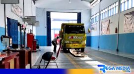 Caption: petugas Dishub Sampang tengah melakukan uji kelayakan kendaraan. 