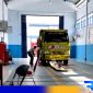 Caption: petugas Dishub Sampang tengah melakukan uji kelayakan kendaraan. 