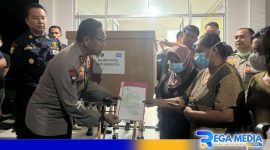 Caption: Kapolda Gorontalo menyerahkan jenazah korban longsor kepada pihak keluarga, (dok. regamedianews). 