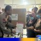 Caption: Kapolda Gorontalo menyerahkan jenazah korban longsor kepada pihak keluarga, (dok. regamedianews). 