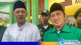Caption: Ketua DPC PPP Bangkalan KH. Hasbullah Muhtarom, saat diwawancara awak media, (dok. regamedianews). 