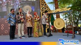 Caption: pemukulan gong tanda dimulainya lomba desa wisata dan literasi budaya, (dok. BR/Humas KDPDTT). 