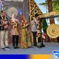 Caption: pemukulan gong tanda dimulainya lomba desa wisata dan literasi budaya, (dok. BR/Humas KDPDTT). 