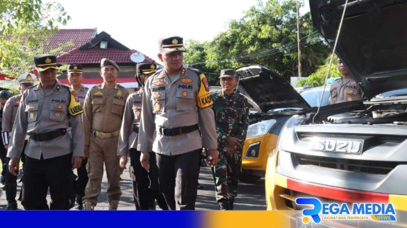 Caption: Kapolres Sampang AKBP Siswantoro saat cek kesiapan kendaraan pelaksanaan Operasi Patuh Semeru 2024, (dok. Humas Polri). 