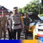 Caption: Kapolres Sampang AKBP Siswantoro saat cek kesiapan kendaraan pelaksanaan Operasi Patuh Semeru 2024, (dok. Humas Polri). 