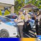 Caption: Didampingi Kasat Lantas, Kapolres Sampang cek kesiapan personel dan kendaraan pelaksanaan Operasi Patuh Semeru 2024, (dok. Humas Polri). 