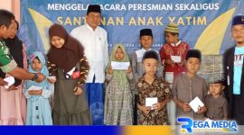 Caption: penyerahan santunan kepada anak yatim yang dilakukan secara simbolis perwakilan YCK group, (dok. regamedianews). 