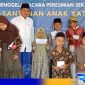 Caption: penyerahan santunan kepada anak yatim yang dilakukan secara simbolis perwakilan YCK group, (dok. regamedianews). 
