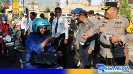 Caption: Kapolres Pamekasan membagikan brosur sosialisasi Operasi Patuh Semeru 2024 kepada pengendara, (dok. regamedianews). 