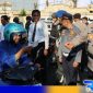 Caption: Kapolres Pamekasan membagikan brosur sosialisasi Operasi Patuh Semeru 2024 kepada pengendara, (dok. regamedianews). 