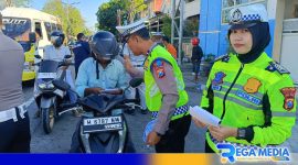 Caption: Polantas Polres Sampang saat membagikan brosur sosialisasi Operasi Patuh Semeru 2024, (dok. regamedianews). 