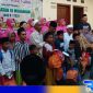 Caption: Kapolsek Omben didampingi tokoh agama pose bersama puluhan anak yatim, (dok. regamedianews). 