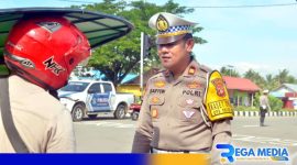 Caption: Kasat Lantas Polres Gorut tengah melakukan upaya persuasif kepada masyarakat, (dok. regamedianews). 