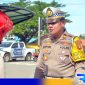 Caption: Kasat Lantas Polres Gorut tengah melakukan upaya persuasif kepada masyarakat, (dok. regamedianews). 