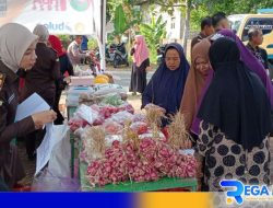 Warga Omben Serbu Pasar Murah Kejari Sampang