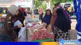 Caption: tampak sejumlah warga berbelanja di pasar murah Kejari Sampang, (dok. regamedianews). 