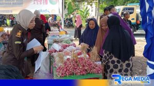 Warga Omben Serbu Pasar Murah Kejari Sampang