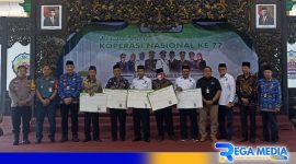 Caption: pose bersama setelah penyerahan perlindungan jaminan sosial BPJS Ketenagakerjaan secara simbolis. 