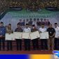 Caption: pose bersama setelah penyerahan perlindungan jaminan sosial BPJS Ketenagakerjaan secara simbolis. 