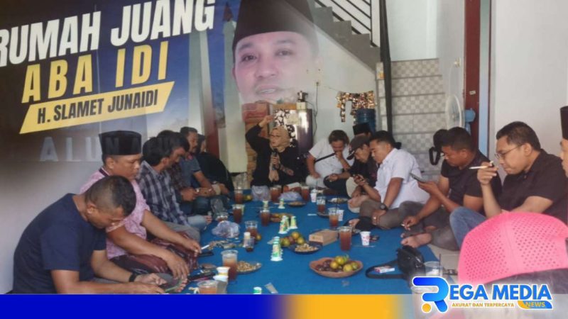 Caption: Tim Rumah Juang H.Slamet Junaidi saat rapat konsolidasi di kantornya, Jl.Selong Permai Sampang, (dok. regamedianews). 