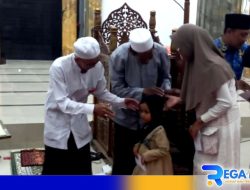 Momen Muharram, Takmir Masjid Asy-Syuhadak Sampang Santuni Anak Yatim