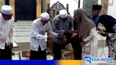 Momen Muharram, Takmir Masjid Asy-Syuhadak Sampang Santuni Anak Yatim