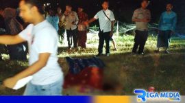 Caption: tampak korban pembunuhan terkapar bersimbah darah dan ditutupi kain sarung, (dok. regamedianews). 