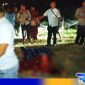 Caption: tampak korban pembunuhan terkapar bersimbah darah dan ditutupi kain sarung, (dok. regamedianews). 