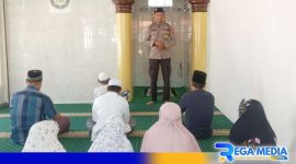 Caption: PS Kanit Bintibsos Satbinmas Polres Sampang (Aipda Liwail Amri) saat melaksanakan safari sholat dzuhur, (dok. regamedianews). 