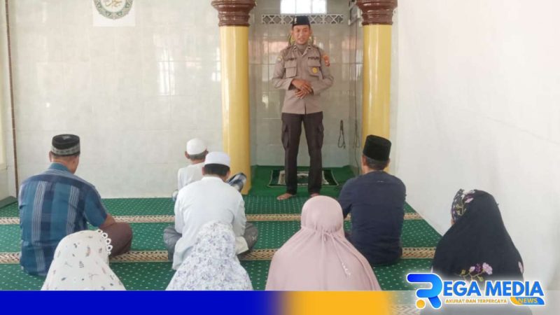Caption: PS Kanit Bintibsos Satbinmas Polres Sampang (Aipda Liwail Amri) saat melaksanakan safari sholat dzuhur, (dok. regamedianews). 