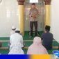 Caption: PS Kanit Bintibsos Satbinmas Polres Sampang (Aipda Liwail Amri) saat melaksanakan safari sholat dzuhur, (dok. regamedianews). 