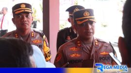 Caption: AKBP Siswantoro dampingi AKBP Hendro Sukmono saat diwawancara awak media, (dok. Humas Polri). 