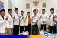 Caption: pasangan H.Slamet Junaidi - Ra Mahfud pose dua jari usai terima rekomendasi dari PKS, (dok. regamedianews). 