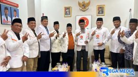 Caption: pasangan H.Slamet Junaidi - Ra Mahfud pose dua jari usai terima rekomendasi dari PKS, (dok. regamedianews). 
