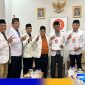 Caption: pasangan H.Slamet Junaidi - Ra Mahfud pose dua jari usai terima rekomendasi dari PKS, (dok. regamedianews). 