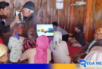 Caption: tim klinik mata saat melakukan pemeriksaan dan sosialisasi tentang kesehatan mata kepada warga Desa Rongdalam, (dok. regamedianews). 