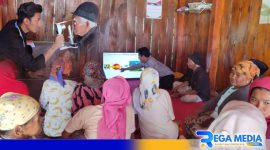 Caption: tim klinik mata saat melakukan pemeriksaan dan sosialisasi tentang kesehatan mata kepada warga Desa Rongdalam, (dok. regamedianews). 