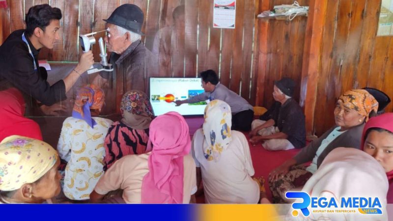 Caption: tim klinik mata saat melakukan pemeriksaan dan sosialisasi tentang kesehatan mata kepada warga Desa Rongdalam, (dok. regamedianews). 
