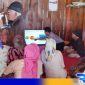 Caption: tim klinik mata saat melakukan pemeriksaan dan sosialisasi tentang kesehatan mata kepada warga Desa Rongdalam, (dok. regamedianews). 