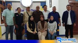 Caption: Pengurus DPP Partai Nasdem Bagian Hukum, Regginaldo Sultan, pose bersama saat monitoring ke kantor DPD Nasdem Sampang, (dok. regamedianews). 