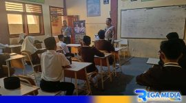Caption: anggota Satlantas Polres Sampang saat memberikan himbauan Kamseltibcarlantas kepada pelajar, (dok. regamedianews). 